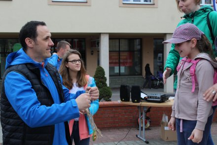 Sekretarz Sylwester Foltyn wręcza pamiątkowe medale